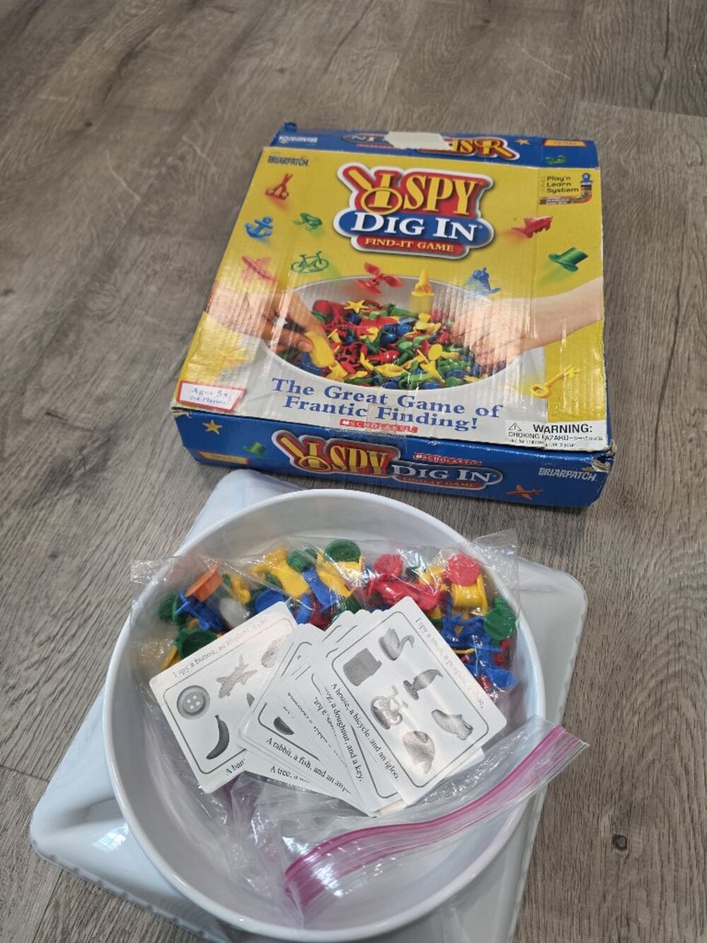 I Spy Dig In Find-It Game Scholastic Briarpatch Ages 5+ 2-4 Players Complete Box